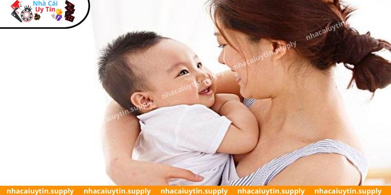 Chiêm bao thấy đang bế em bé trai kháu khỉnh